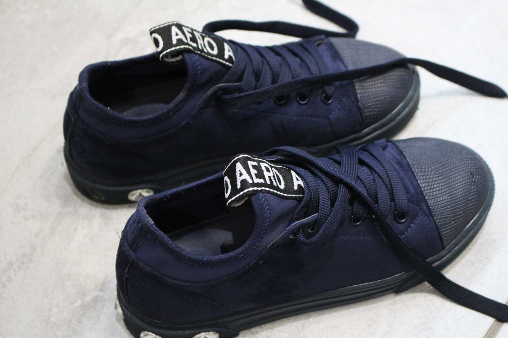 Półbuty granatowe z kamieniami