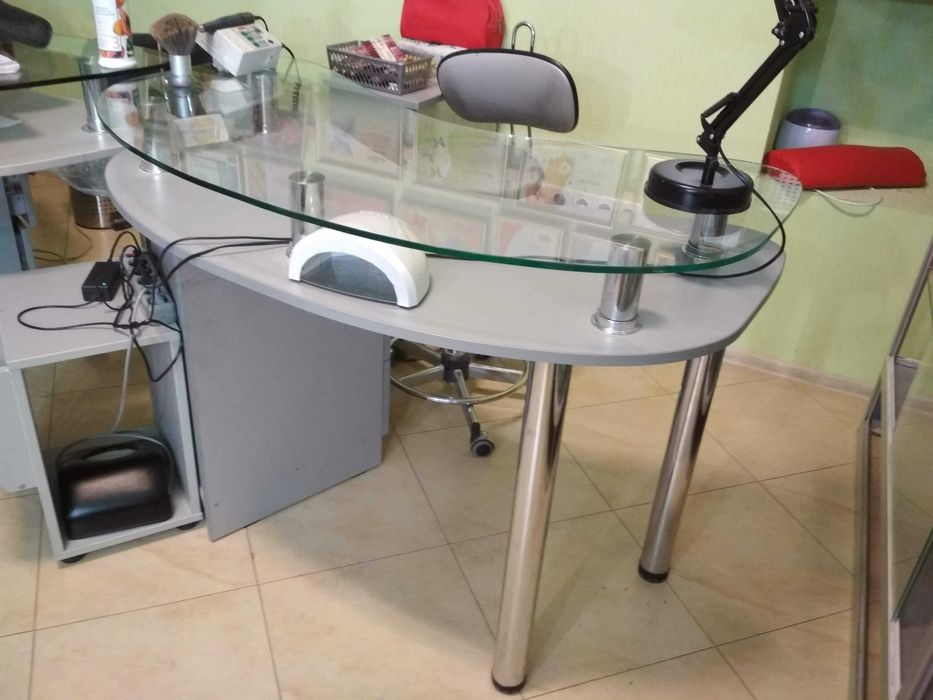 стіл зі скляною столешнею 10 мм і тумбою