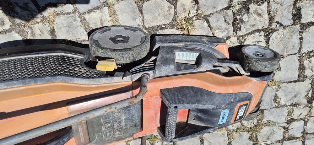 Cortador de relva Black&Decker 1400W usado