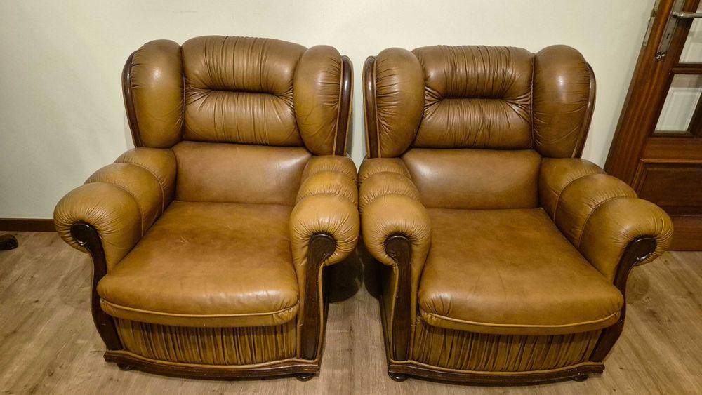 Sofá-cama em pele 3 lugares + 2 Poltronas