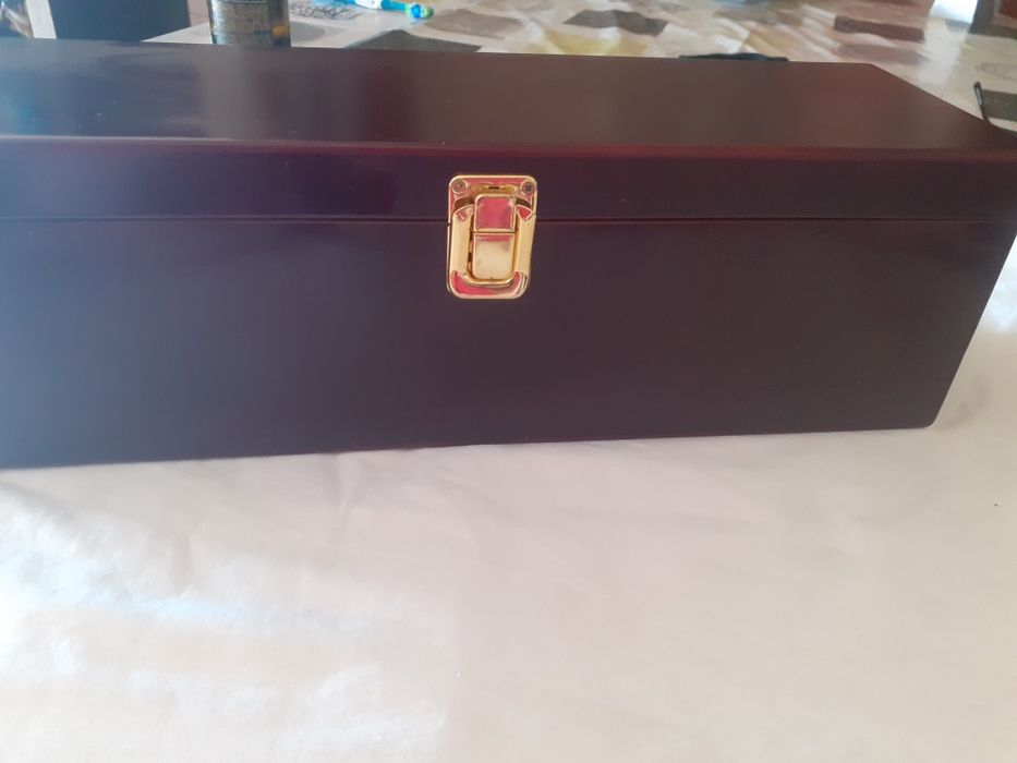 Vendo  cx de madeira.  Está  impecável