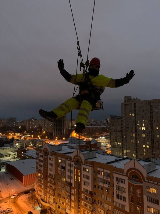 Альпинист,высотник, высотные работы, верхолаз,промальп,кровля балкона