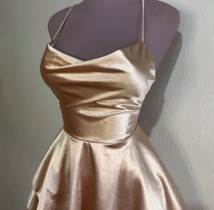 Атласна сукня з відкритою спиною