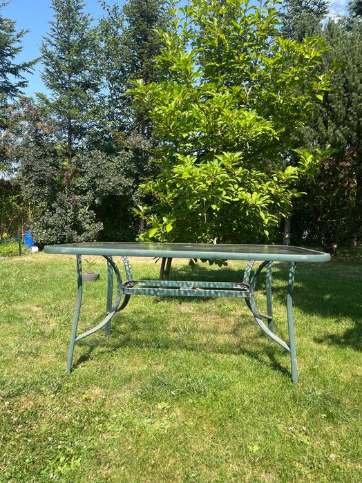 Stół ogrodowy ze szklanym blatem- miejsce na parasol