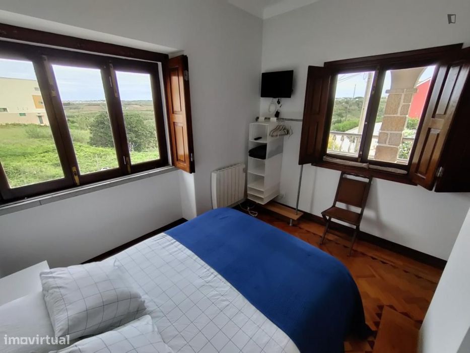 Quarto - localizado em Peniche
