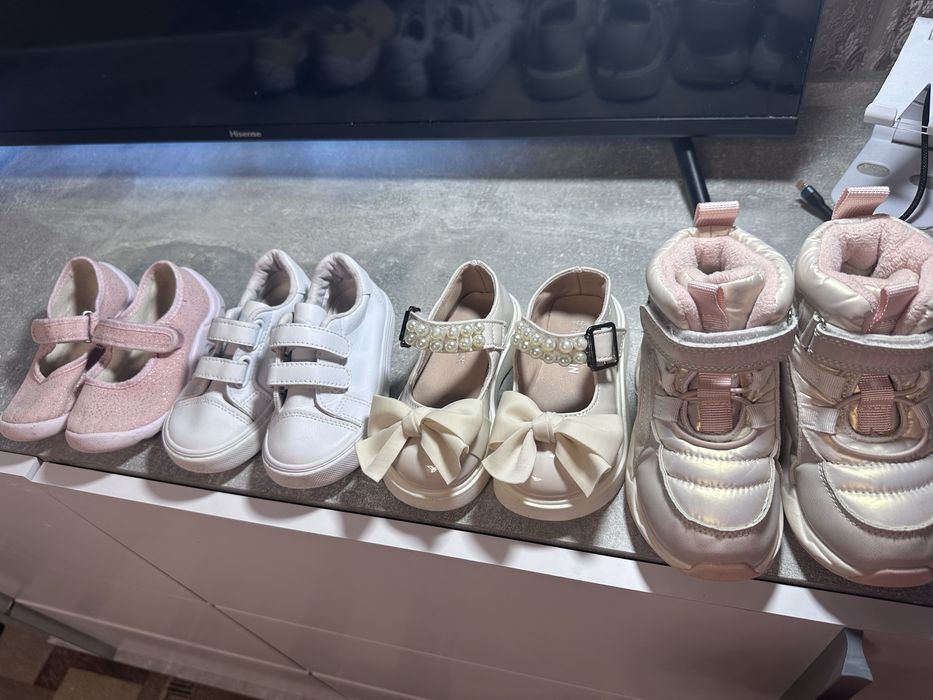 Дитячі туфлі та кросівки