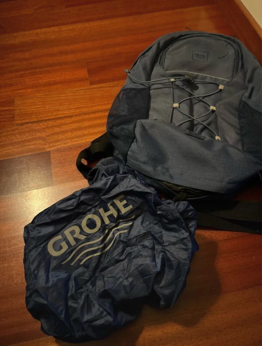 Mochila com capa de chuva