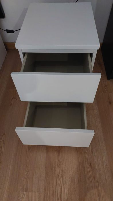 Duas mesas de cabeceiras brancas.