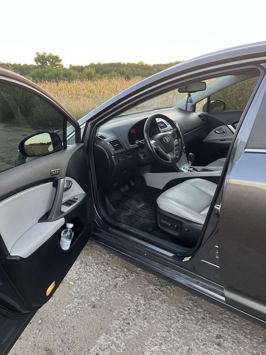 машина Toyota Avensis diesel