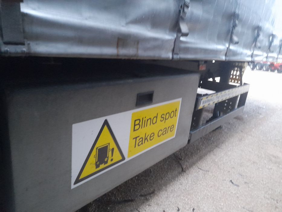 Semi-reboque Schmitz em lona