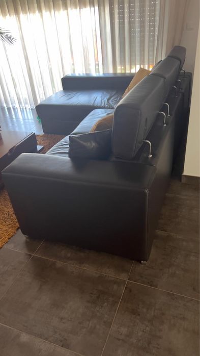 Sofá em pele castanha