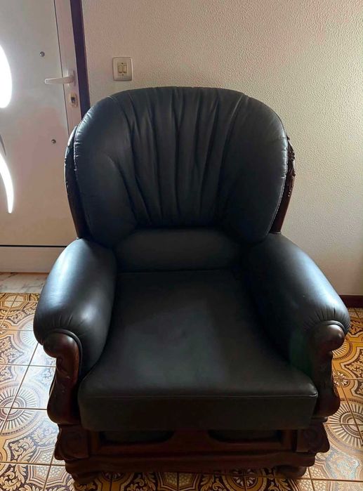 Conjunto de 2 Cadeirões e 1 Sofá em Pele – Muito Bom Estado