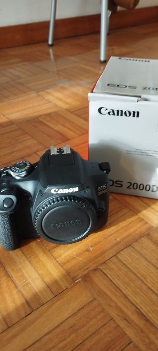 Canon EOS 2000D. Com saco