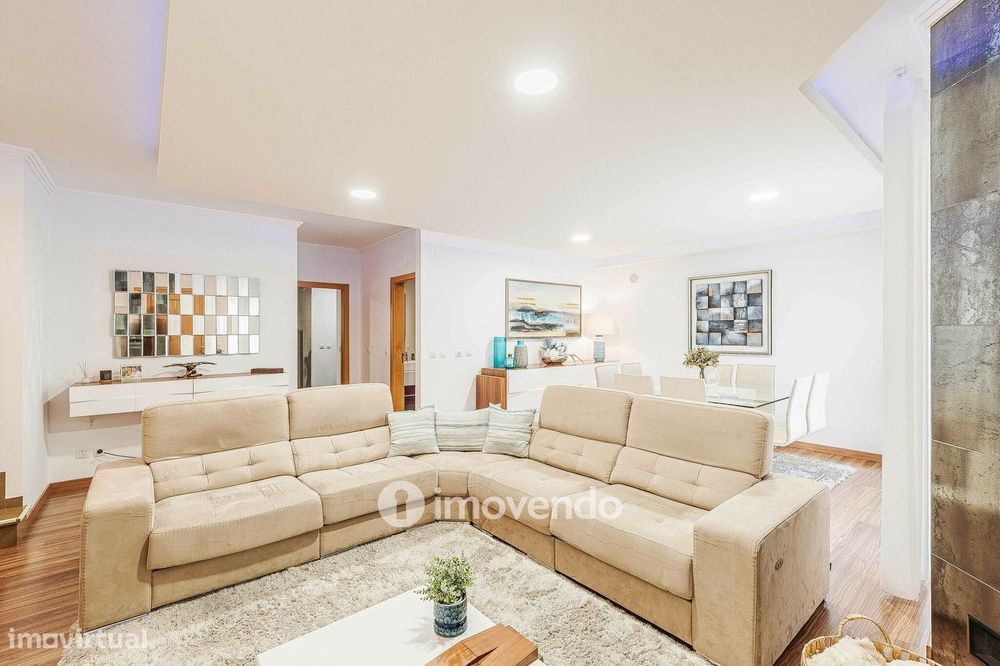 Moradia T3 com garagem, num condomínio com piscina, em Bucelas