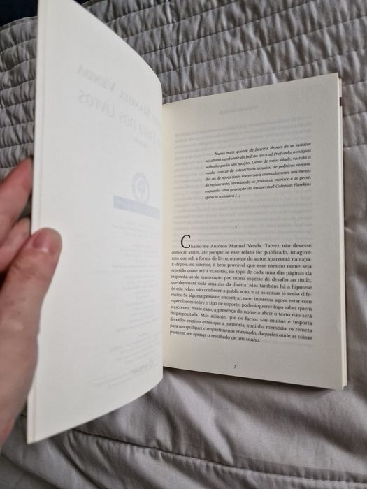 O que nos entra nos livros de António Manuel Venda Editora Ambar