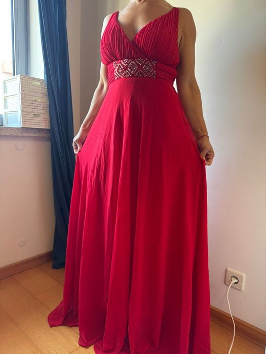 Vestido de festa vermelho , detalhes em pedraria