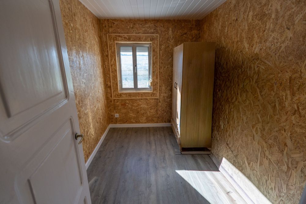 Arrendo casa com 3 quartos, quintal, arrecadação.