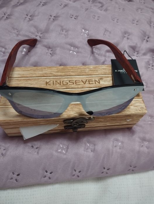 Óculos de sol da marca Kingseven,