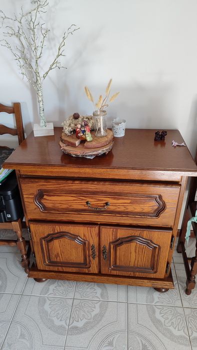 Armários de sala com mesa