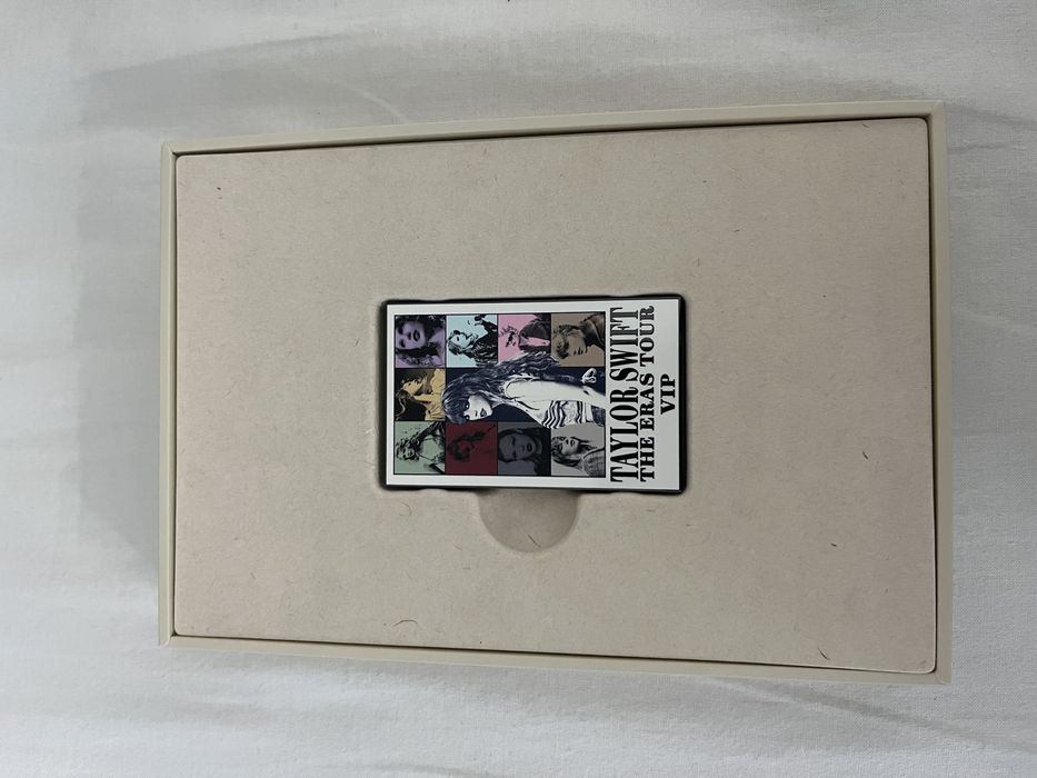Pin + caixa Taylor Swift VIP The Eras Tour