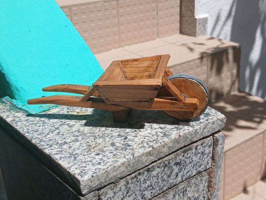 Miniatura de um carrinho de mão.
