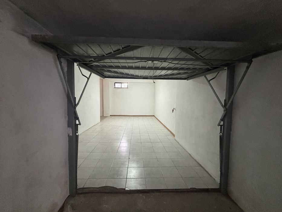 Garagem Espaçosa com Luz Natural e Agua