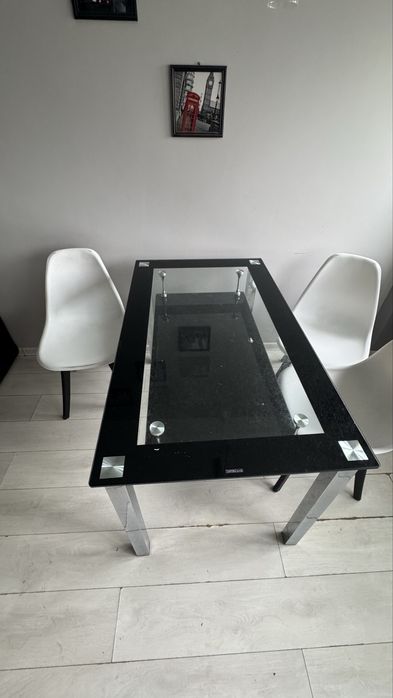 Szklany stół z krzesłami