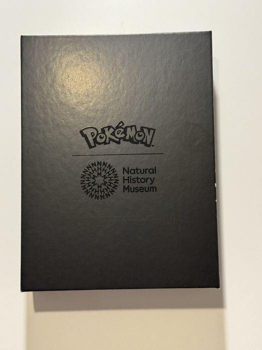Pokémon center natural history museum London przypinki ivysaur tropius
