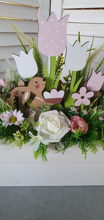 Wiosenna dekoracja, skrzynka, zajączek