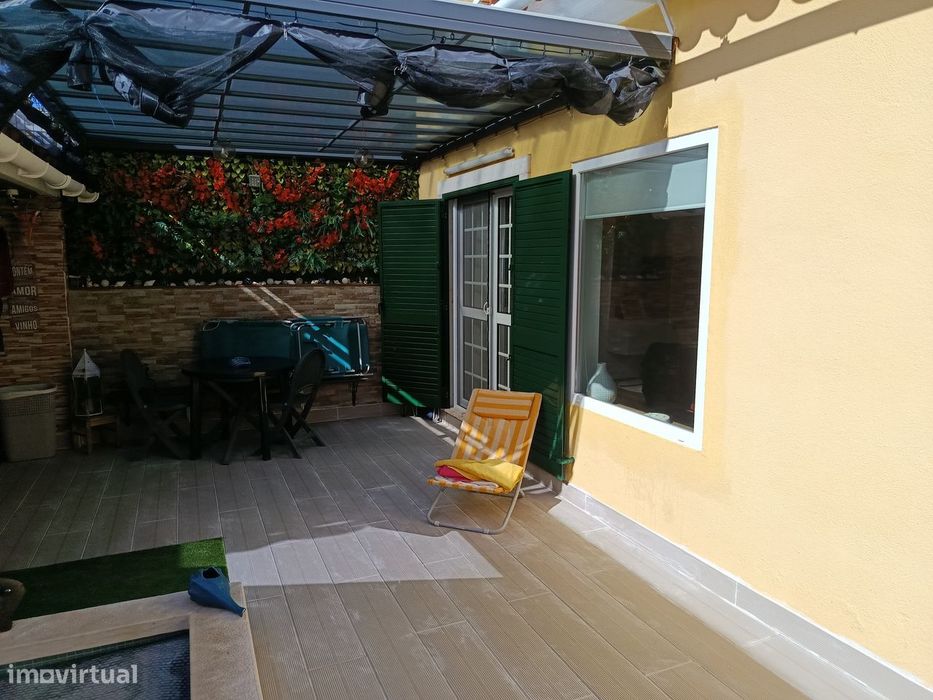 Moradia T2 +2 com piscina aquecida em Samora Correia