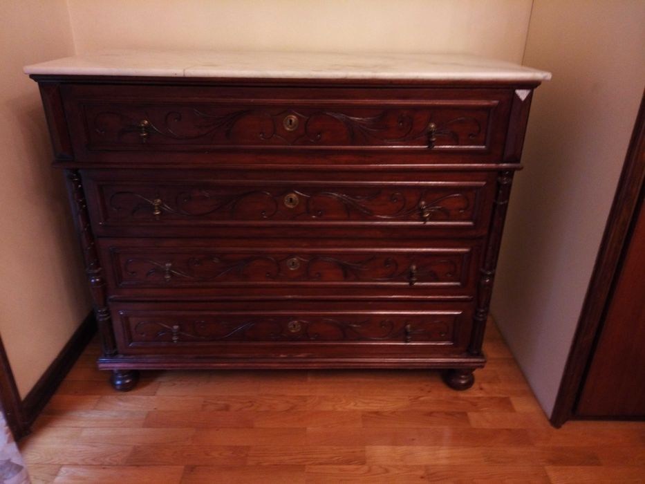 Cómoda Romântica antiga