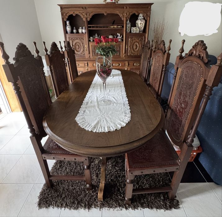 Mobília de Sala: mesa, 8 cadeiras, aparador com cristaleira e móvel
