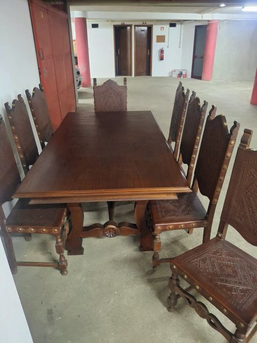 Mesa + 8 cadeiras em couro