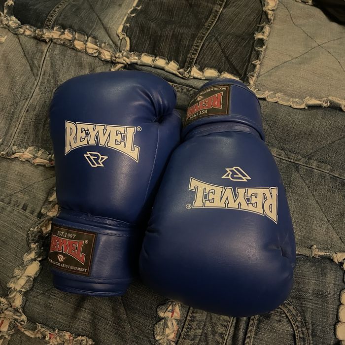 боксерські рукавиці , бинти , шолом