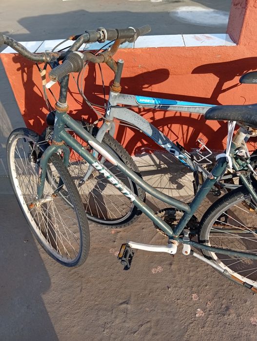 Duas bicicletas em bom estado de