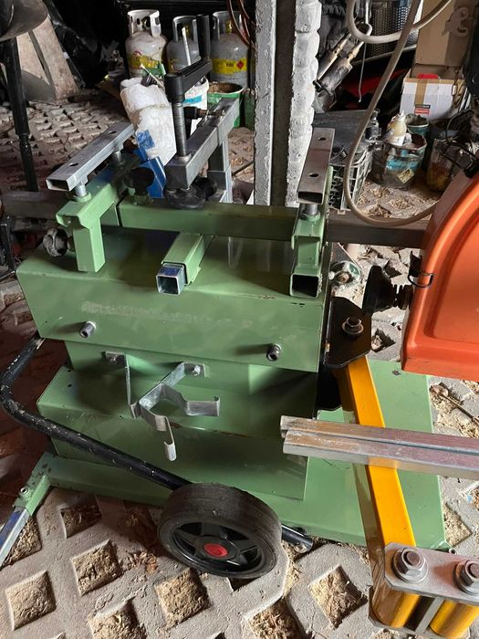 Dario piła taśmowa do drewna na wysięgniku