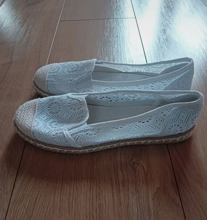 Białe ażurowe baleriny