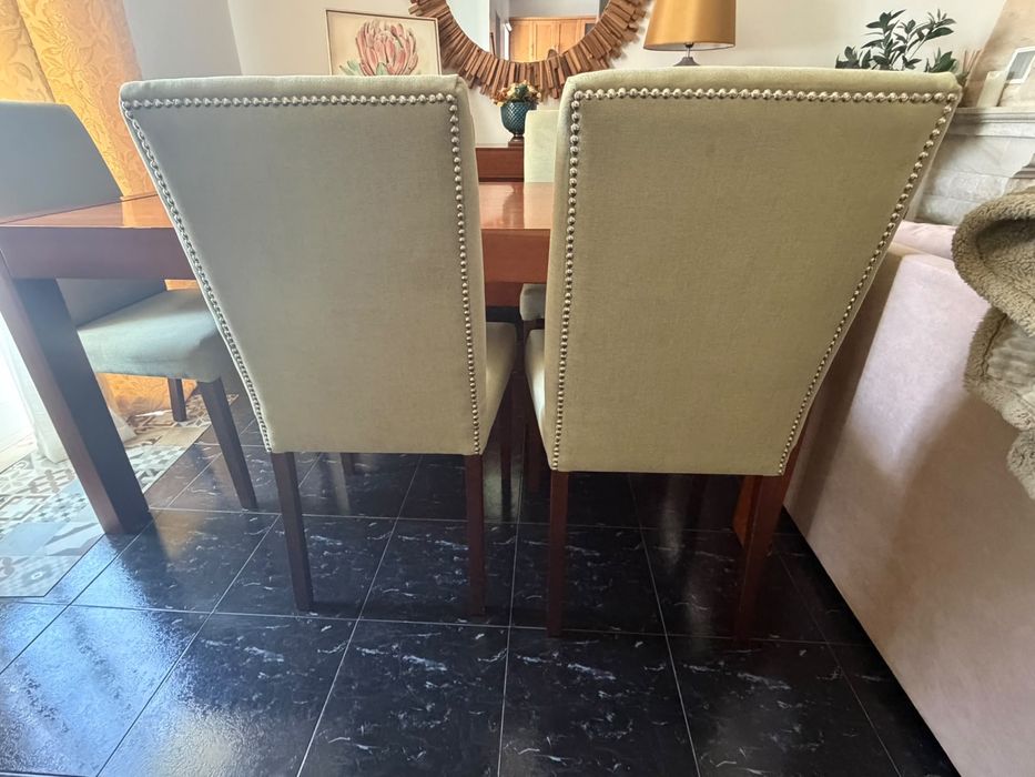 Mesa de sala de jantar e cadeiras