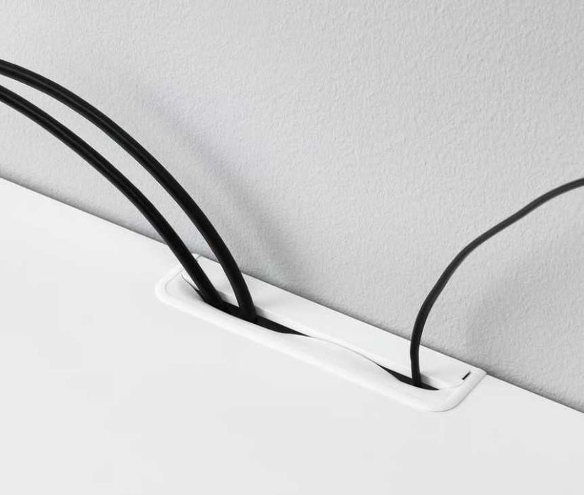 Móvel TV de arrumação Besta da IKEA, em cor branca, com dimensões de 120x40x38 cm