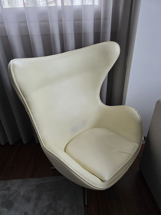 Poltrona Egg de couro bege.