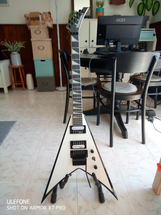 Guitarra elétrica Jackson King V JS32, White w/Black Bevels