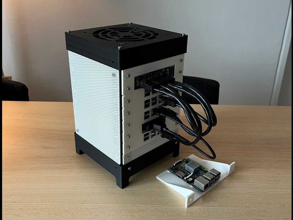 Mini Modular Home Server Rack – модульна міні-стійка для серверу