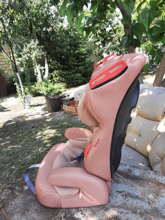 Автомобільне дитяче крісло