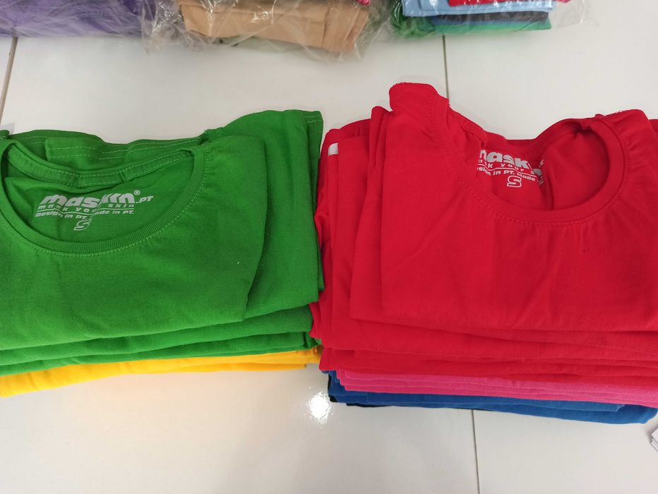 Pack com 49 T-Shirts novas, prontas para personalizar.