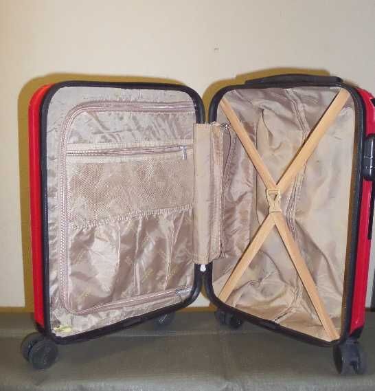 Чемодан красный пластиковый ELLA ICON, 4 колеса, размер 48Х36Х22 см.