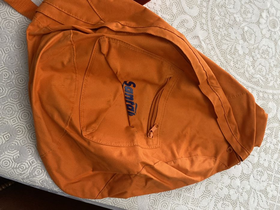 Mochila laranja nova
