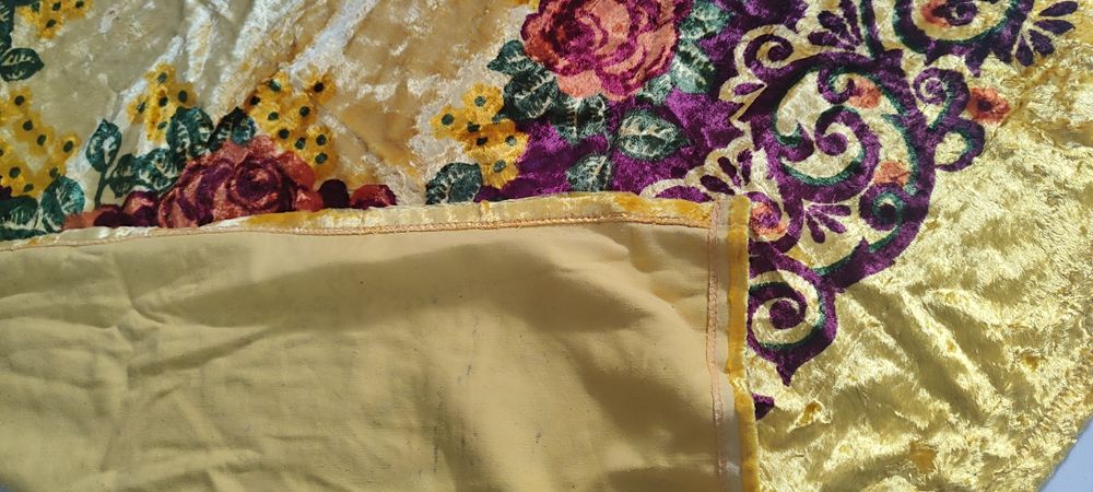 Ретро одіяло або скатертина жовта з квітами велюр