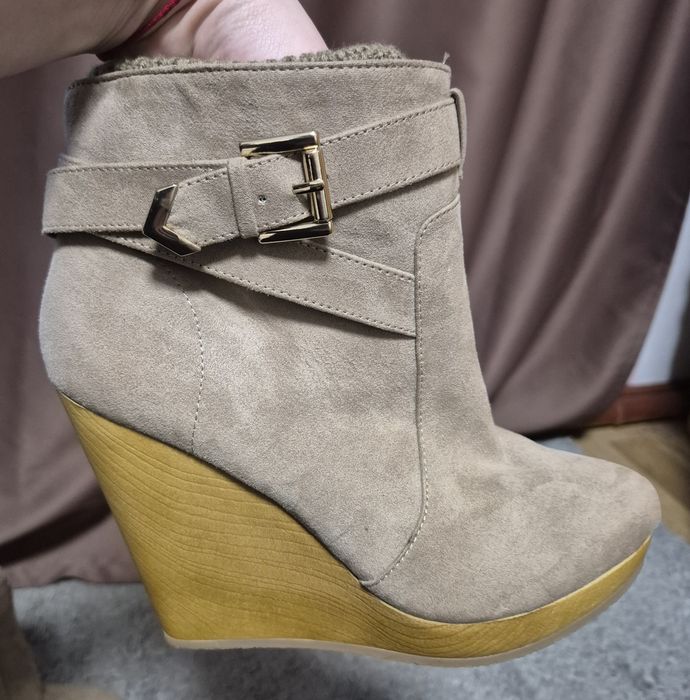 Жіноче взуття Bershka