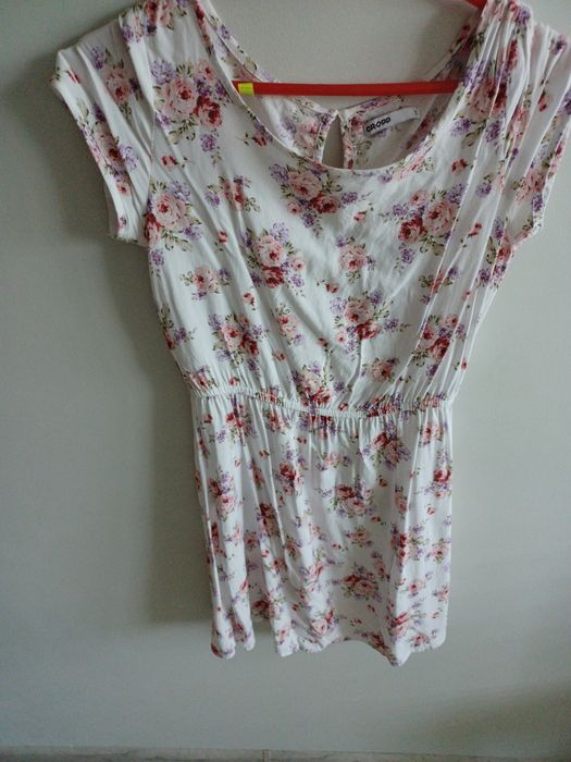 Śliczna sukienka kwiaty cropp s