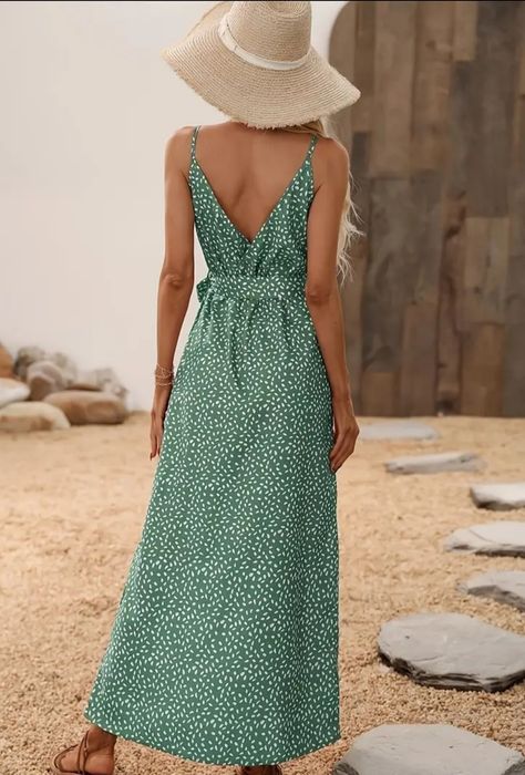 Damska zwiewna letnia sukienka na ramiączkach.